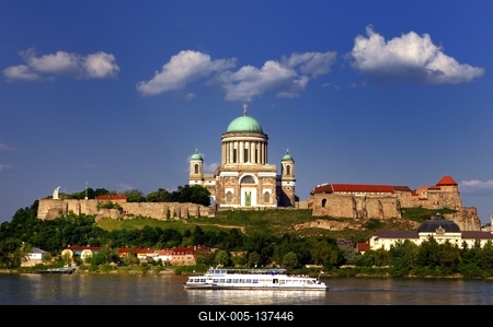 Az Esztergomi bazilika és a vár látképe a Dunával-stock-foto