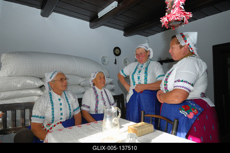 Acsai népviseletbe öltözött asszonyok-stock-foto