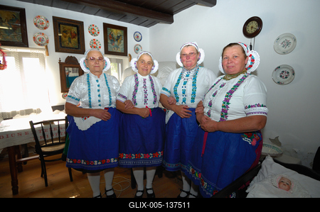 Acsai népviseletbe öltözött asszonyok-stock-foto