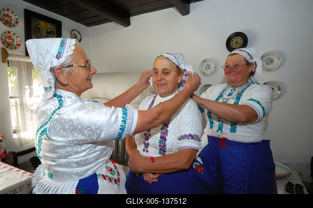 Acsai népviseletbe öltözött asszonyok-stock-foto