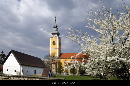 Pásztó, Oskolamester háza és a katolikus templom-stock-foto
