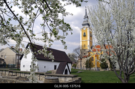 Pásztó, Oskolamester háza és a katolikus templom-stock-foto