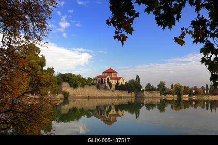 A Tatai vár az Öreg-tó partján-stock-foto