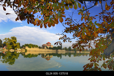 A Tatai vár az Öreg-tó partján-stock-foto