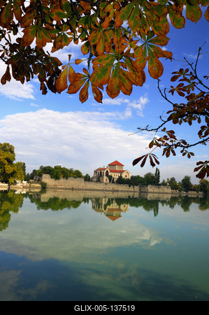 A Tatai vár az Öreg-tó partján-stock-foto