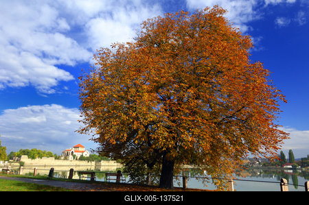 A Tatai vár az Öreg-tó partján-stock-foto
