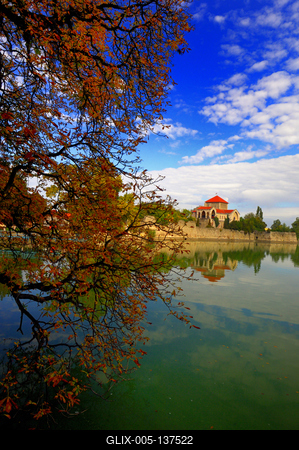 A Tatai vár az Öreg-tó partján-stock-foto