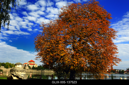 A Tatai vár az Öreg-tó partján-stock-foto