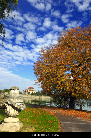 A Tatai vár az Öreg-tó partján-stock-foto