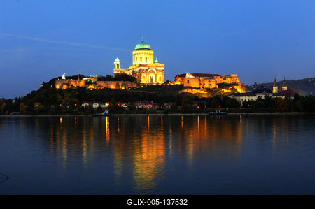 Az Esztergomi bazilika esti kivilágításban-stock-foto