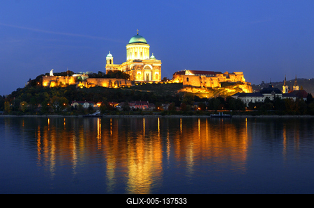 Az Esztergomi bazilika esti kivilágításban-stock-foto
