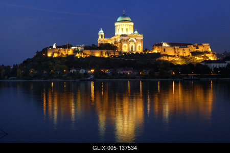 Az Esztergomi bazilika esti kivilágításban-stock-foto