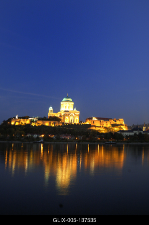 Az Esztergomi bazilika esti kivilágításban-stock-foto