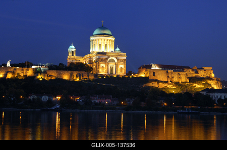 Az Esztergomi bazilika esti kivilágításban-stock-foto