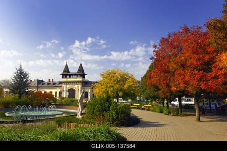 Siófok, a vasútállomás és a Millennium park-stock-foto