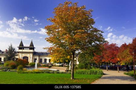 Siófok, a vasútállomás és a Millennium park-stock-foto