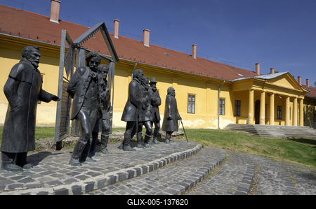 Nagykőrös, a Nagy tanári kar-szoborcsoport-stock-foto
