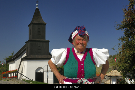 Hollókői népviselet-stock-foto