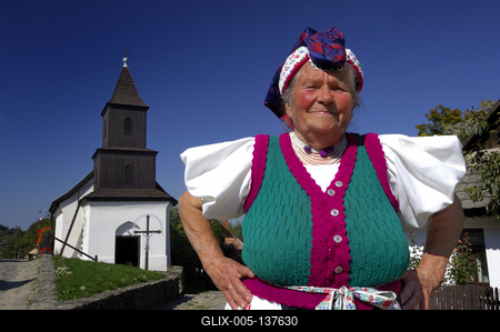 Hollókői népviselet-stock-foto
