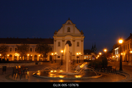 Vác, a Március 15. tér esti kivilágításban-stock-foto