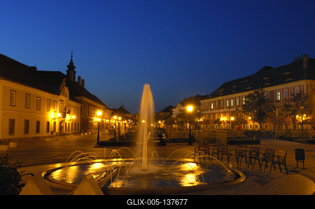 Vác, a Március 15. tér esti kivilágításban-stock-foto