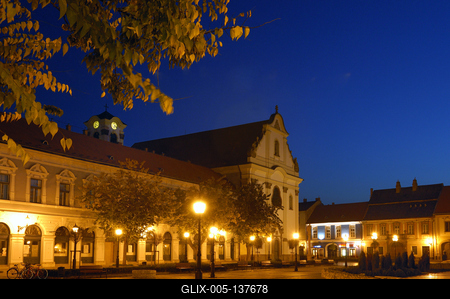 Vác, a Március 15. tér esti kivilágításban-stock-foto