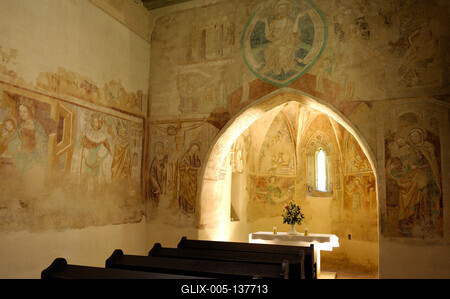 Velemér, Szentháromság-templom-stock-foto