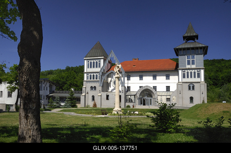 A Pázmány Péter Katolikus Egyetem épülete Piliscsabán-stock-foto