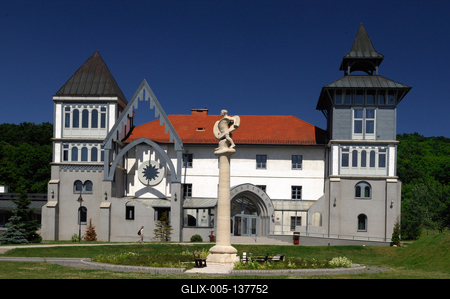 A Pázmány Péter Katolikus Egyetem épülete Piliscsabán-stock-foto