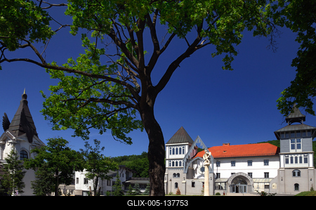 A Pázmány Péter Katolikus Egyetem épülete Piliscsabán-stock-foto