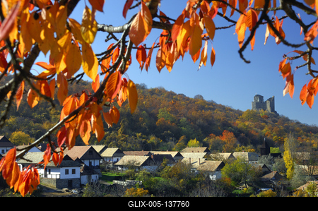 Hollókő, az Ófalu védett falurész ősszel-stock-foto