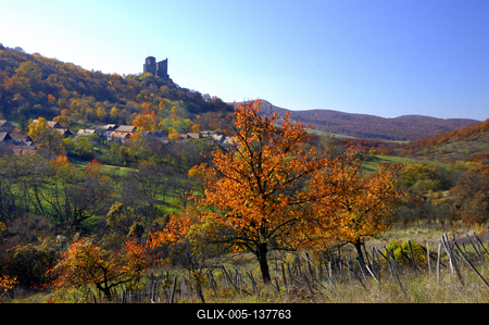 Hollókő, az Ófalu védett falurész ősszel-stock-foto