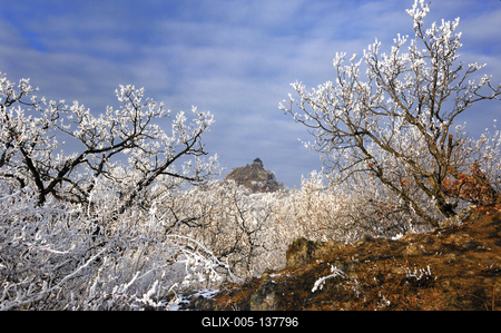 Téli tájkép Somoskő várával-stock-foto