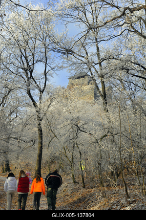 Turisták kirándulnak a Salgó vára alatt-stock-foto