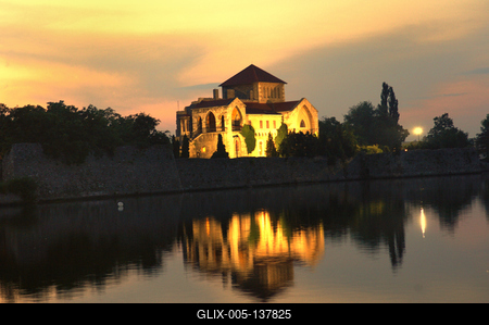 A Tatai vár az Öreg-tó partján-stock-foto