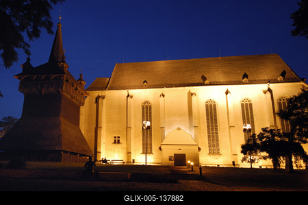 Nyírbátori református templom és harangláb-stock-foto