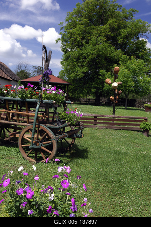 Falusi udvar Csarodán-stock-foto