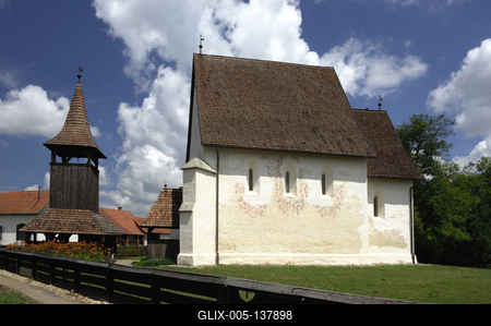 Márokpapi református templom és harangláb-stock-foto