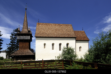 Lónyai református templom és harangláb-stock-foto