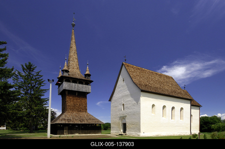 Lónyai református templom és harangláb-stock-foto