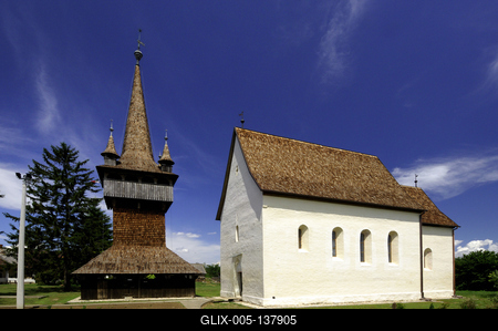 Lónyai református templom és harangláb-stock-foto