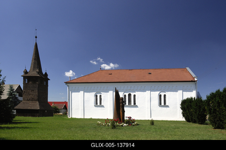 Szabolcsbáka, református templom és harangláb-stock-foto