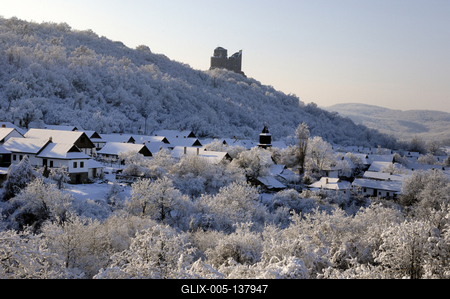 Hollókő, az Ófalu védett falurész télen-stock-foto