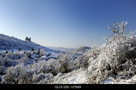 Hollókő, az Ófalu védett falurész télen-stock-foto