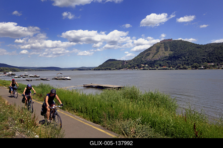 A Duna és a Visegrádi vár (Fellegvár) látványa-stock-foto