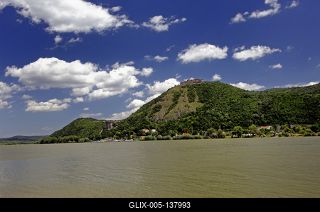 A Duna és a Visegrádi vár (Fellegvár) látványa-stock-foto