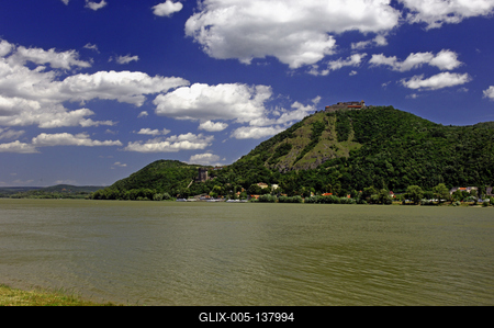 A Duna és a Visegrádi vár (Fellegvár) látványa-stock-foto