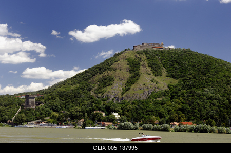 A Duna és a Visegrádi vár (Fellegvár) látványa-stock-foto