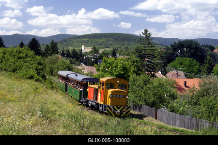 A Királyréti Erdei Vasút megállója Szokolyán-stock-foto