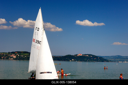 Strandolók a zamárdi szabadstrandon-stock-foto